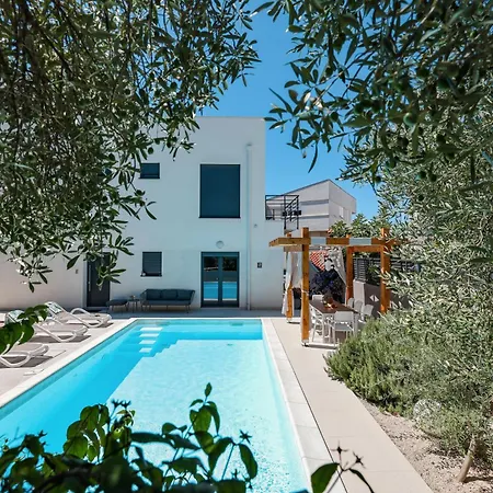 Val Villa *